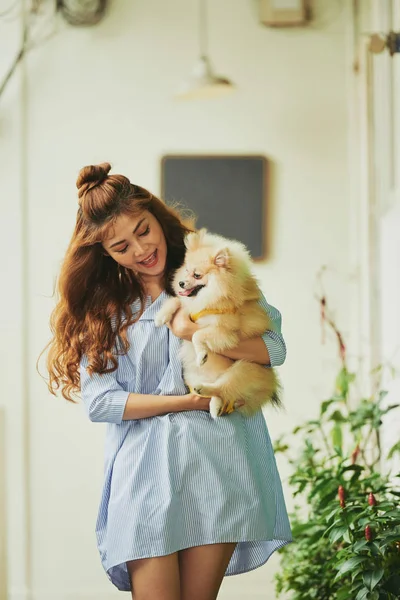Retrato Chica Asiática Alegre Llevando Perrito — Foto de Stock