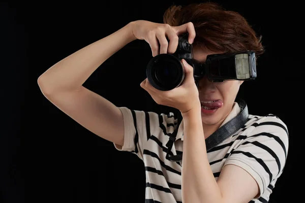 Joven Fotógrafo Masculino Vietnamita Disfrutando Trabajo — Foto de Stock