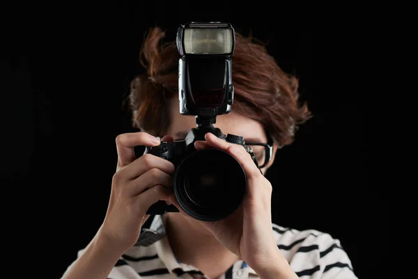 Людина Фотографує Цифровою Камерою — стокове фото