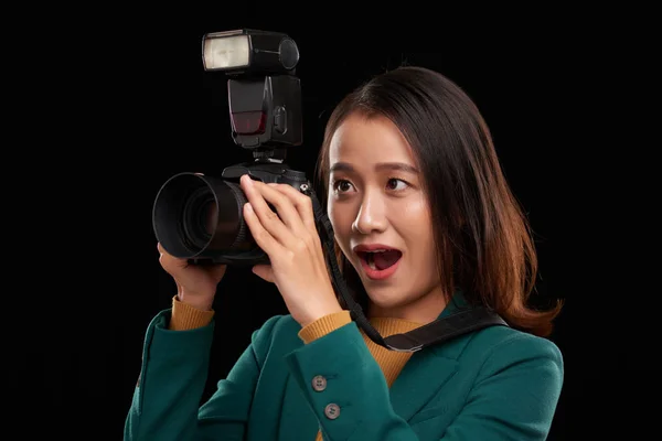 ベトナムの若い女性は彼女の新しいカメラで写真を作る興奮しています — ストック写真