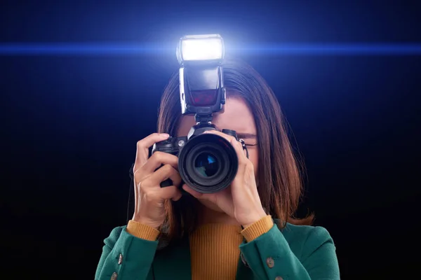 Fotógrafa Feminina Tirando Fotos Com Flash Isolada Escuro — Fotografia de Stock