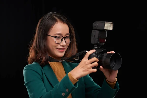 Mujer Revisando Fotos Cámara Después Disparar — Foto de Stock