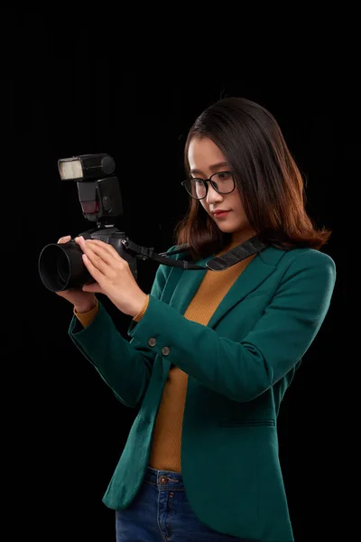 Retrato Joven Fotógrafo Profesional Trabajando Estudio Oscuro — Foto de Stock