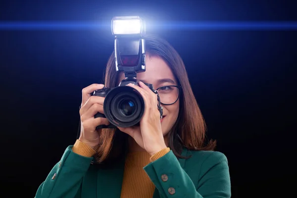 Fotógrafa Feminina Usando Flash Para Tirar Fotos Escuridão — Fotografia de Stock