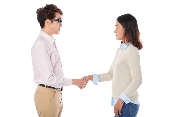 Joven Hombre Negocios Sonriente Estrechando Mano Compañero Trabajo — Foto de Stock