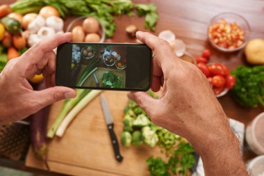 Adam alarak fotoğraf kesme sebze mutfak masasında