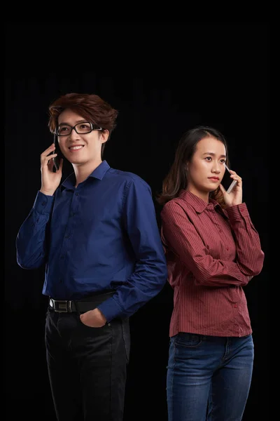 Молодые Коллеги Разговаривают Клиентами Телефонам Изолированные Черных — стоковое фото
