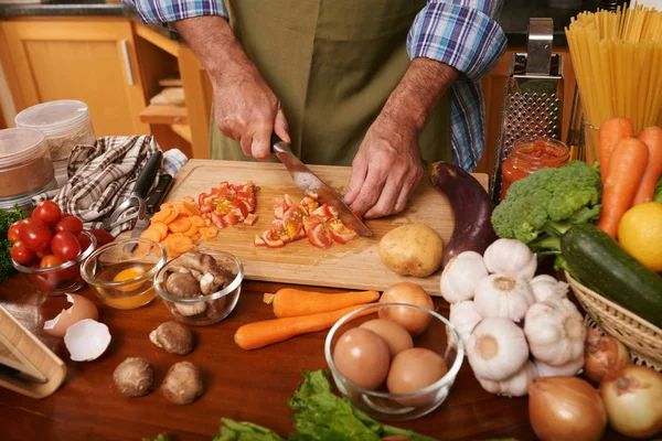 Nahaufnahme Eines Mannes Der Gemüse Beim Kochen Zerkleinert — Stockfoto