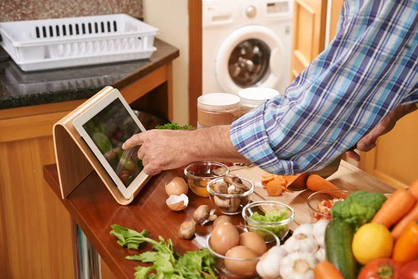 Man Läser Programmet Handdator När Matlagning — Stockfoto