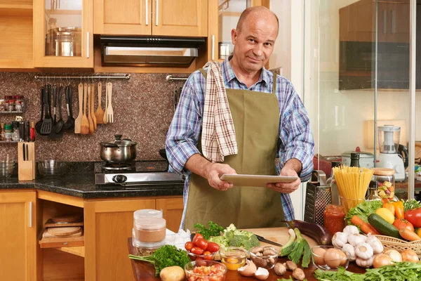 Portret Van Lachende Volwassen Man Die Keuken Met Digitale Tablet — Stockfoto