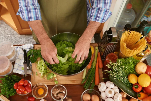 Handen Van Man Salade Ingrediënten Aanbrengend Metalen Kom — Stockfoto