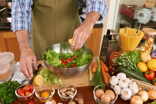 Koken Persen Citroen Kom Met Salade — Stockfoto