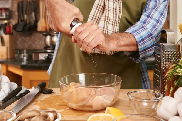 Cozinhe Seios Frango Tempero Com Pimenta Preta — Fotografia de Stock