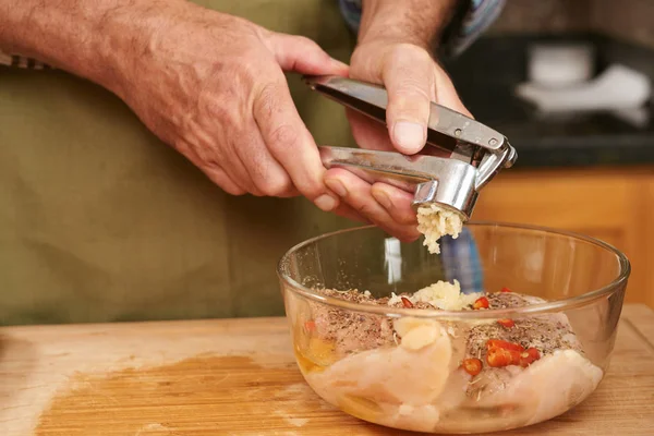 Mãos Cozinheiro Esmagando Alho Tigela Com Filé Frango — Fotografia de Stock