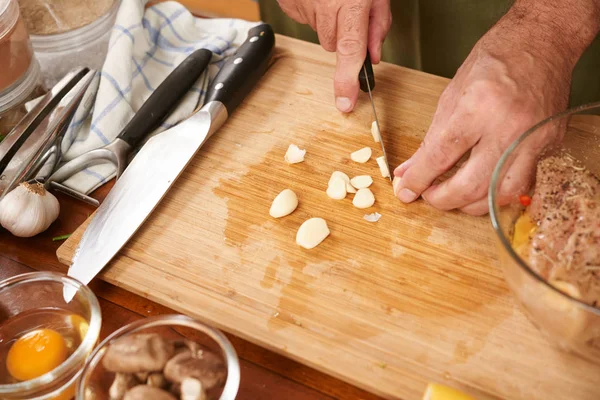 Nahaufnahme Von Händen Die Knoblauch Hacken Ihn Marinade Geben — Stockfoto