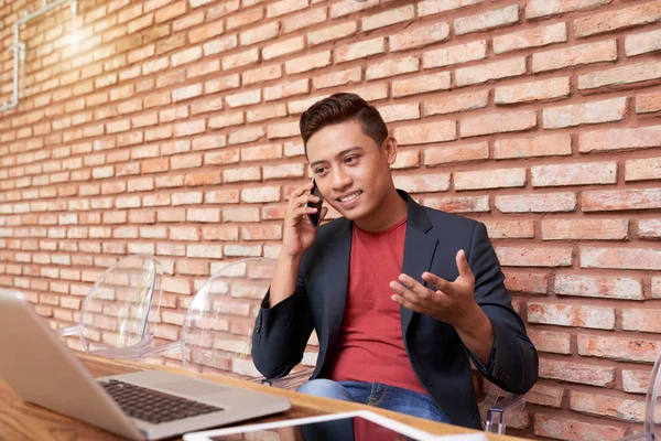 Retrato Jovem Asiático Falando Por Smartphone Enquanto Trabalhava Café Sentado — Fotografia de Stock