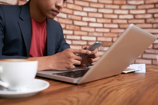 Fechar Jovem Homem Asiático Que Trabalha Café Usando Smartphone Laptop — Fotografia de Stock