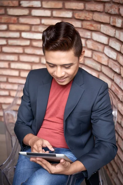 现代亚裔人使用数字平板电脑坐在办公室砖墙上的肖像 — 图库照片