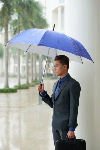 Портрет Молодого Азиатского Бизнесмена Держащего Зонтик Дождем — стоковое фото
