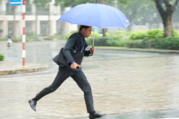 Hızlı Açık Havada Şemsiye Tutan Şiddetli Yağmur Altında Çalışan Işadamı — Stok fotoğraf
