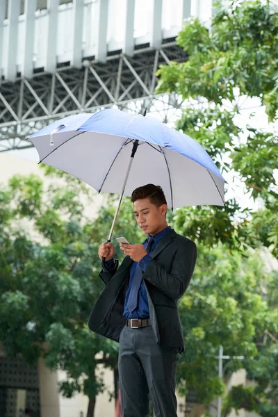 Portret Van Knappe Jonge Zakenman Gebruikend Smartphone Buitenshuis Permanent Straat — Stockfoto