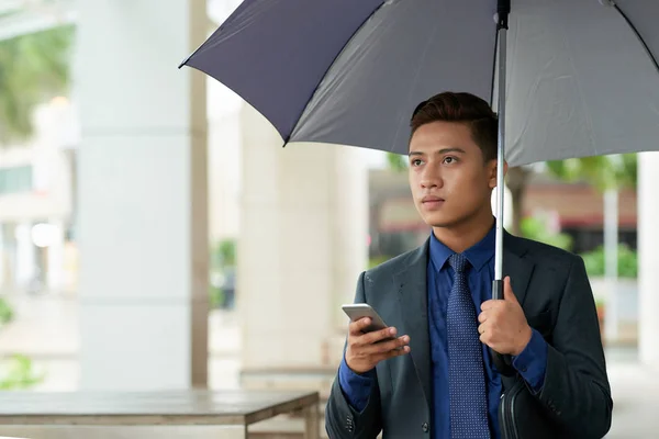 Portrait Succès Homme Affaires Asiatique Debout Dans Rue Sous Parapluie — Photo