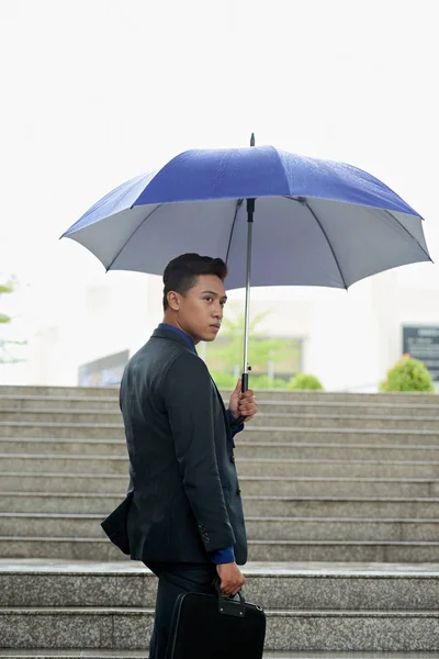 Porträtt Ung Asiatisk Affärsman Som Ser Tillbaka Kameran Stående Unbrella — Stockfoto