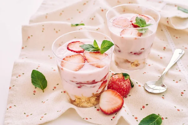 Dos Vasos Tiramisú Fresa Una Cuchara Sobre Mesa — Foto de Stock