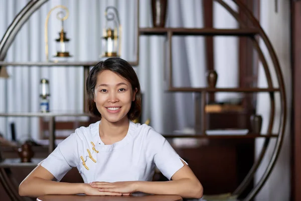 Portrait Pretty Young Hotel Manager Smiling Looking Camera — Stock Photo, Image