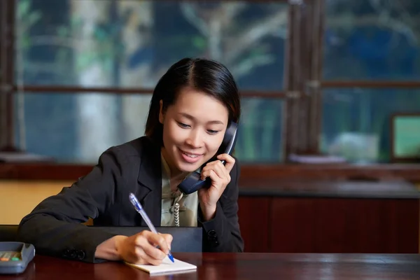 Recepcionista Hotel Feminino Falando Telefone Tomando Notas — Fotografia de Stock