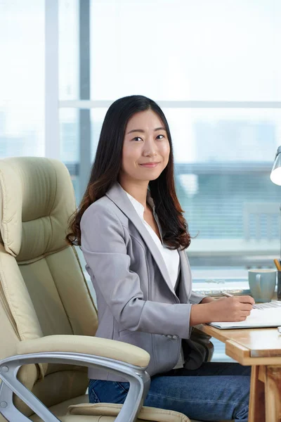 Retrato Uma Jovem Mulher Negócios Coreana Sentada Sua Mesa Tomando — Fotografia de Stock