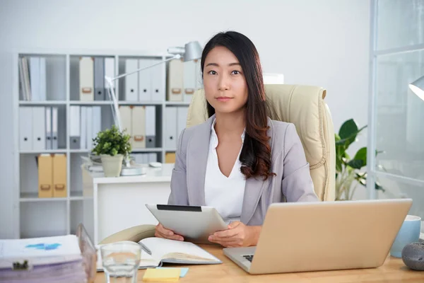 Retrato Jovem Empresária Coreana Com Tablet Digital Sentado Sua Mesa — Fotografia de Stock