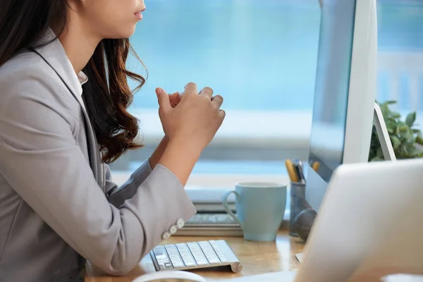 Imagem Recortada Jovem Empresária Senhora Ler Informações Tela Computador — Fotografia de Stock