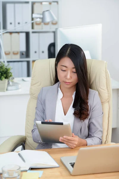 Asiatische Geschäftsfrau Liest Informationen Auf Digitalem Tablet — Stockfoto