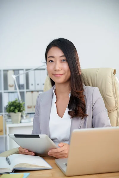 Adorável Sorridente Empresária Coreana Com Tablet Digital Nas Mãos — Fotografia de Stock