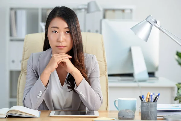 Selbstbewusste Junge Koreanische Geschäftsfrau Lehnt Sich Auf Den Tisch Und — Stockfoto