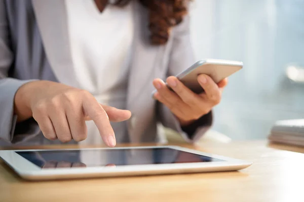 Händerna Affärskvinna Med Digital Tablett Och Smartphone Arbete — Stockfoto