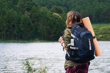 Kadın backpacker küçük orman gölde arıyorsunuz