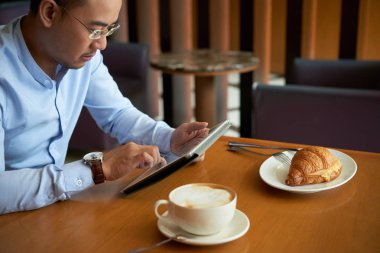 Kahvaltı ve kafede app kullanarak Vietnamca girişimci