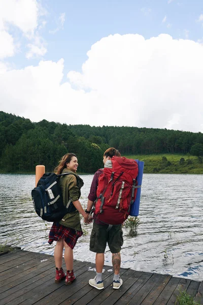 Happy Young Couple Standing Wooden Pier Lake — Stock Photo, Image