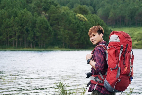 英俊的亚洲青年游客的肖像大红色背包 — 图库照片