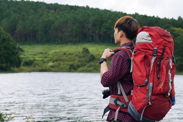 Touriste Avec Énorme Sac Dos Bénéficiant Une Vue Sur Lac — Photo