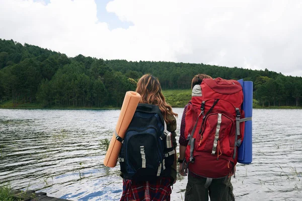 Vista Posteriore Coppia Con Grandi Zaini Piedi Lago Foresta — Foto Stock