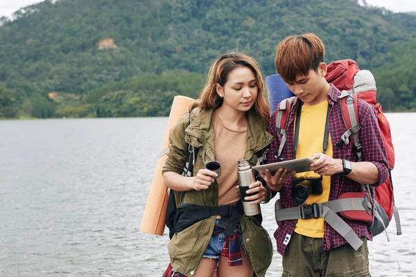 Vietnamese Travelers Drinking Tea Looking Map Tablet Computer Break — Stock Photo, Image