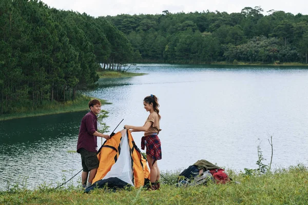 Вьетнамская Молодая Пара Собирает Палатку Реки — стоковое фото