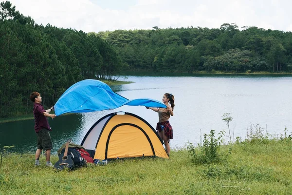 Couple Travelers Putting Cover Tent Assemble — Stock Photo, Image