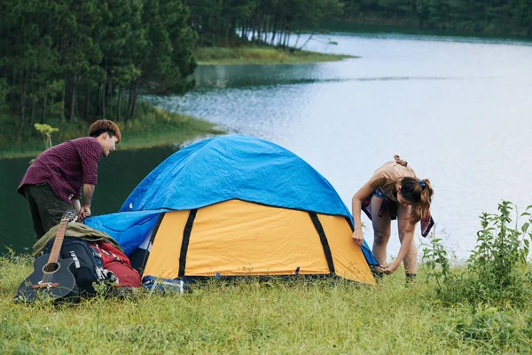 Путешественники Собирают Палатку Переночевать Озера — стоковое фото