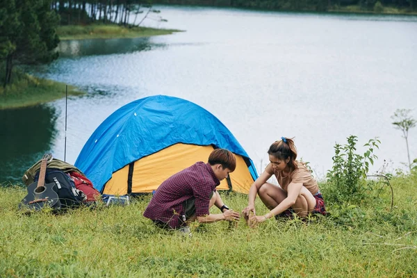 Вьетнамские Путешественники Разводят Костёр Палатке Вместе — стоковое фото