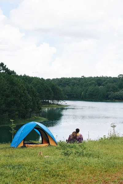 Coppia Giovane Campeggio Riva Lago Vista Dal Retro — Foto Stock