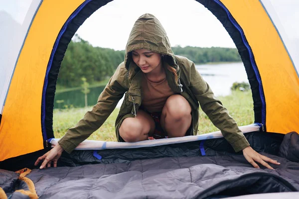 Kadın Turist Uyku Tulumu Bir Çadırda Ayarlama — Stok fotoğraf
